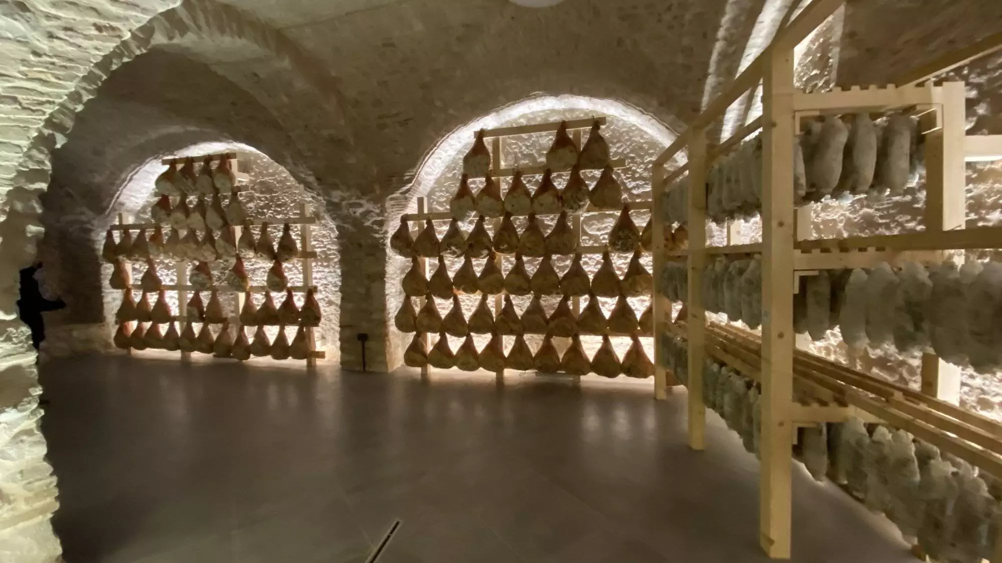 Prosciutti in stagionatura del Salumificio Giannelli - Troia in Puglia (Fg)