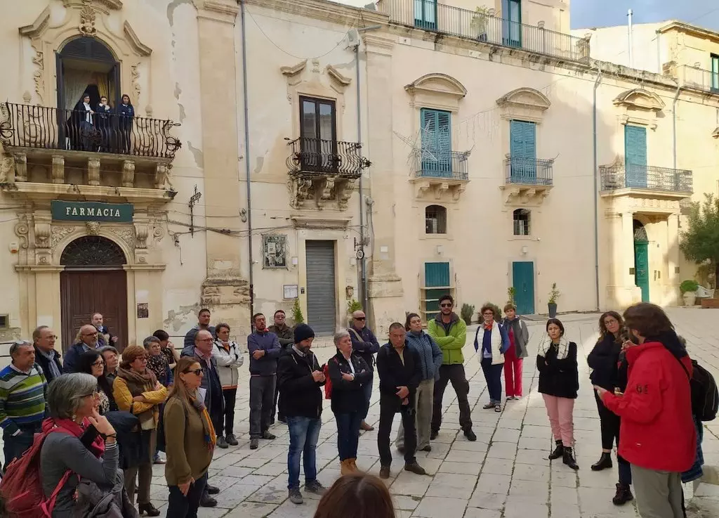Turisti in visita a Scicli sulle orme di Montalbano