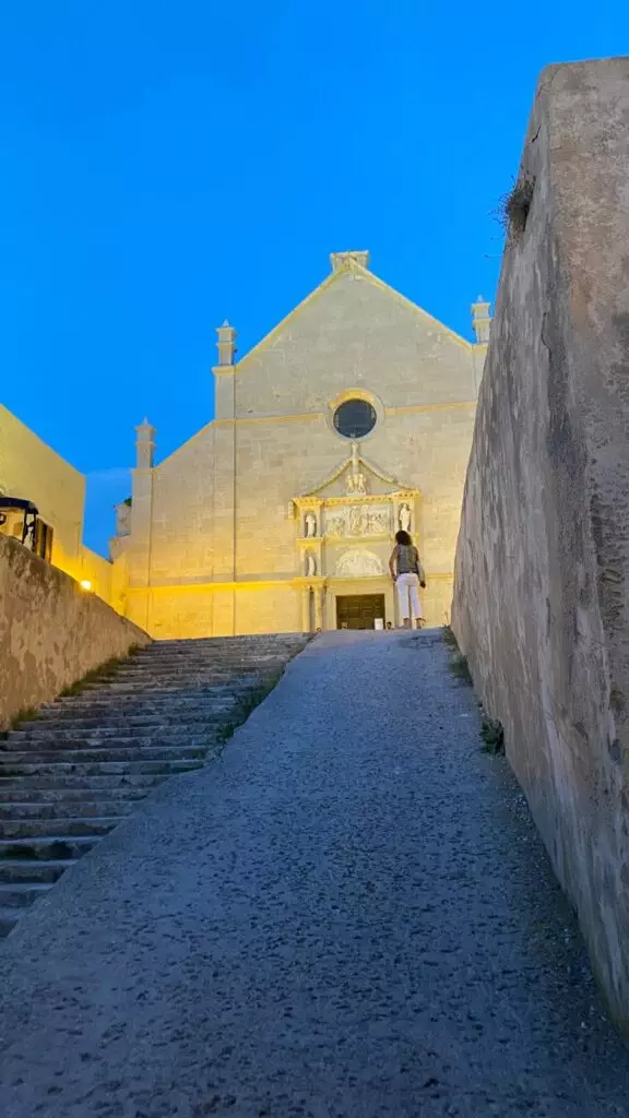 La salita all'abbazia di San Nicola
