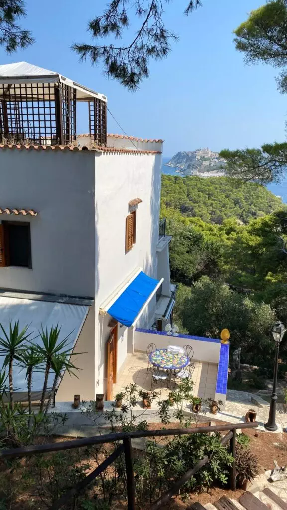 Uno scorcio della casa di Lucio Dalla e in lontananza l'isola di San Nicola