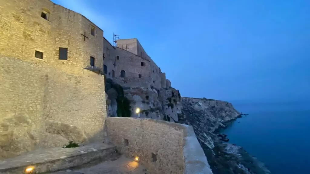 Uno scorcio della maestosa abbazia sull'isola di San Nicola Alle Tremiti