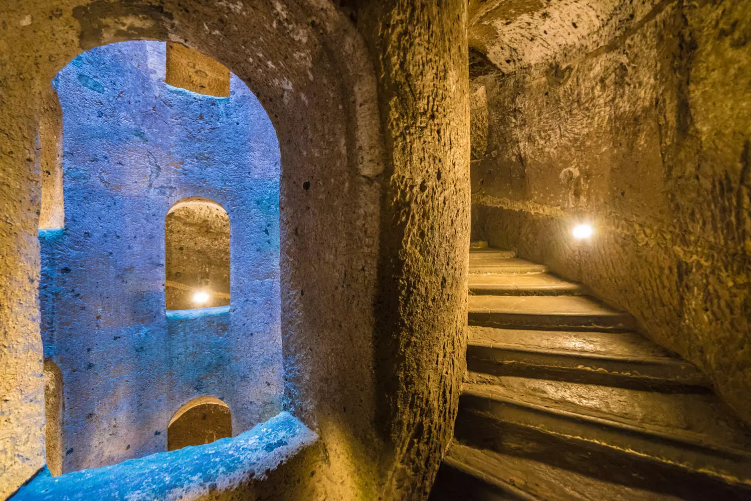 Le scale interne del pozzo di San Patrizio ad Orvieto - Uno dei posti incredibili al mondo