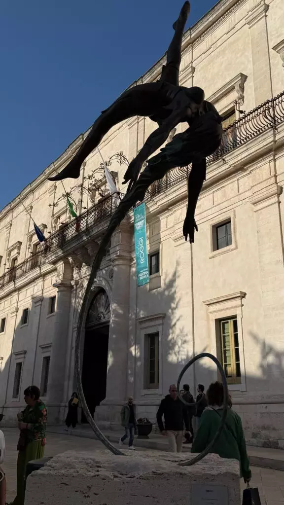 Il volo della conoscenza in Piazza Roma a Martina Franca