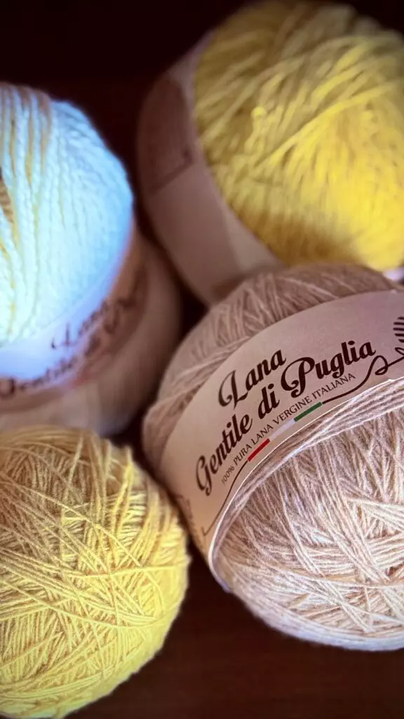 Alcuni gomitoli di Lana Gentile di Puglia a Masseria Pavoni