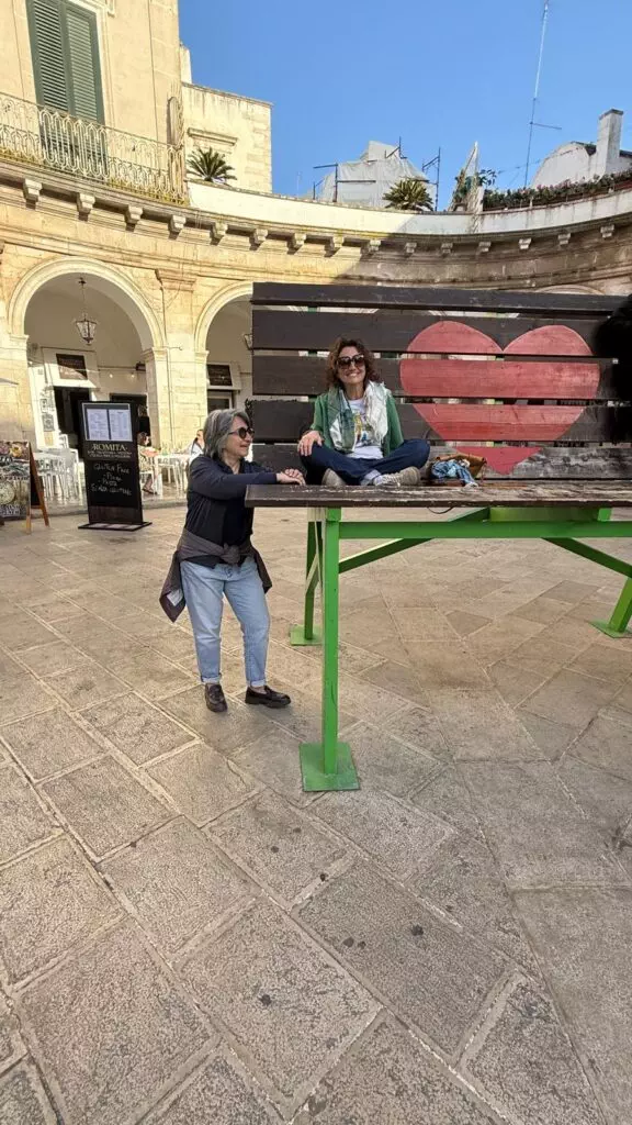 Annamaria e Lucrezia sulla Big Bench in Piazza Maria Immacolata