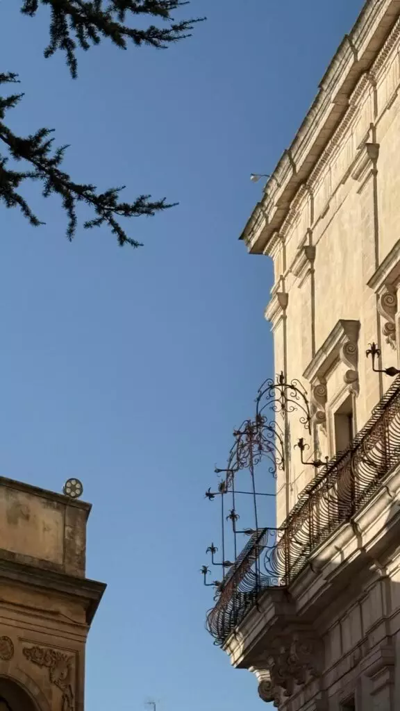 Dettaglio del lungo balcone a petto d'oca del Palazzo Ducale