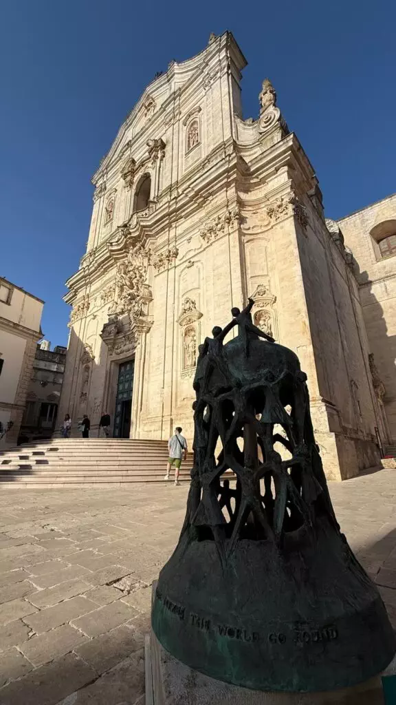 La campana Incontro dei Popoli con sullo sfondo la Collegiata di San Martino