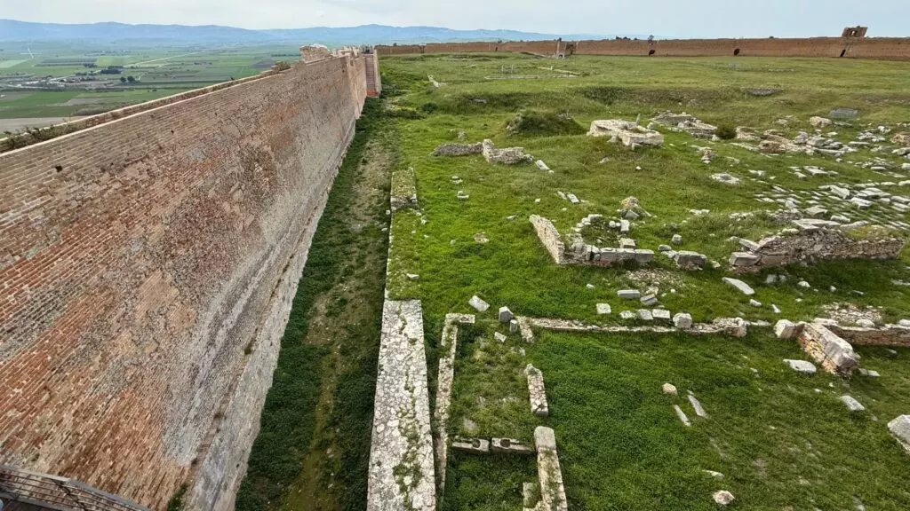 Le altissime mura del castello di Lucera