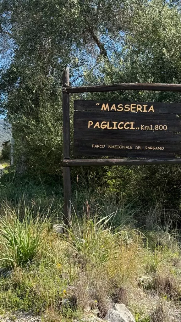 L'ingresso a Masseria Paglicci nel Parco Nazionale del Gargano