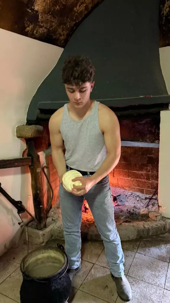 Pietro mentre prepara un caciocavallo a Masseria Paglicci