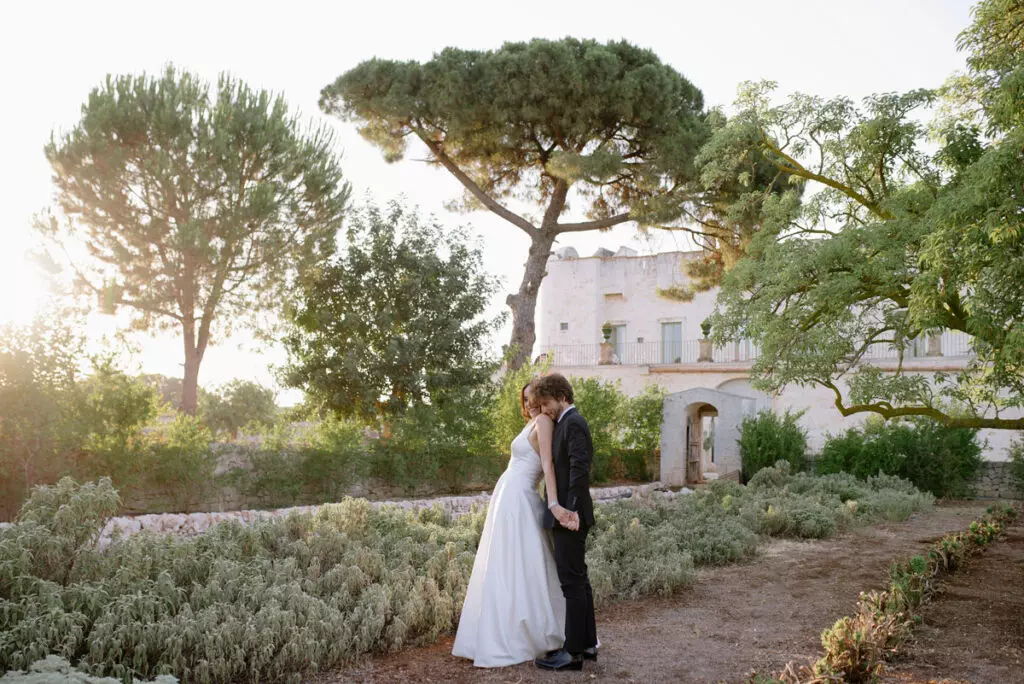 Masseria Bottari è un set naturale - Sposi nel giardino - Ph. Annalisa Bombarda