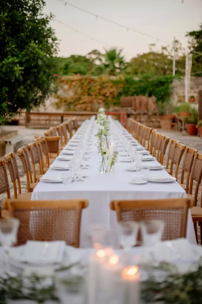 Tavolo imbandito a Masseria Bottari