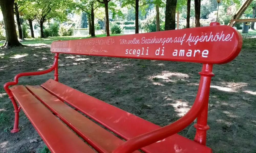 Una delle panchine con le poesie incise nella Passeggiata Gilf a Merano