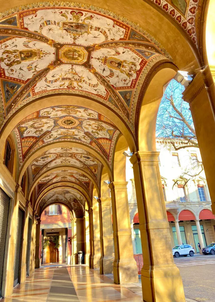 Il-bellissimo-portico-del-Pavaglione-è-una-cosa-da-vedere-a-Bologna