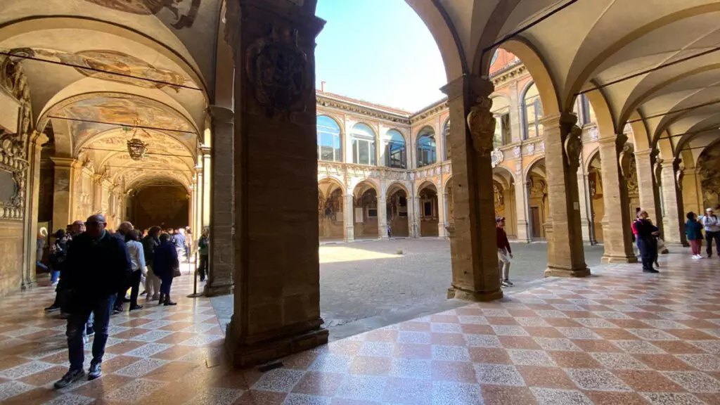 Il-cortile-dell'Archiginnasio-a-Bologna