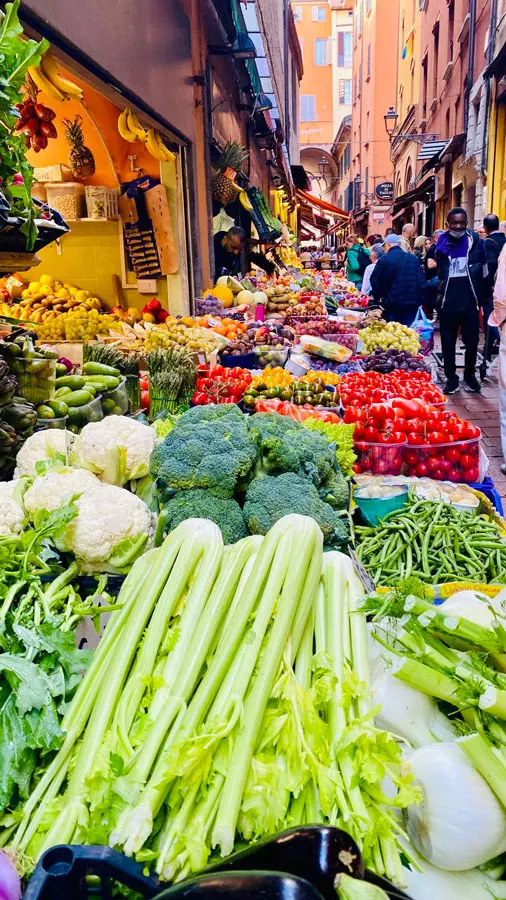 Le-coloratissime-bancarelle-del-mercato-di-Mezzo-a-Bologna