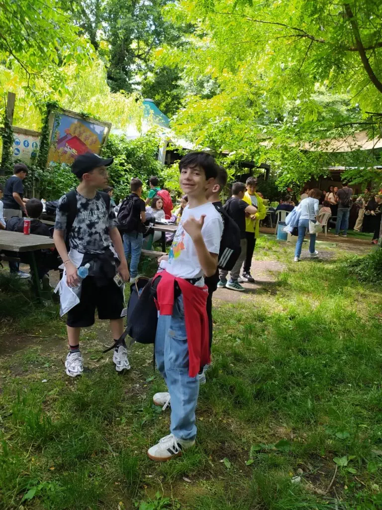 Simone di Latte in gita con i suoi compagni di classe
