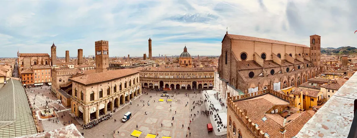 Vista-su-Piazza-Maggiore-a-Bologna-da-Palazzo-d'Accursio
